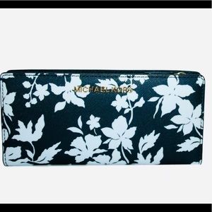Michael Kors Bags - 🌸 Michael Kors Large Snap Wallet &Card Case 🌸 Michael Kors Bags - 🌸 Michael Kors Large Snap Wallet &Card Case 🌸